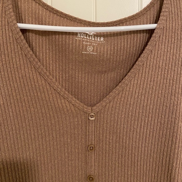 EUC Hollister women’s tan knit baby tee v-neck ruched crop long‎ sleeve top - Picture 2 of 7